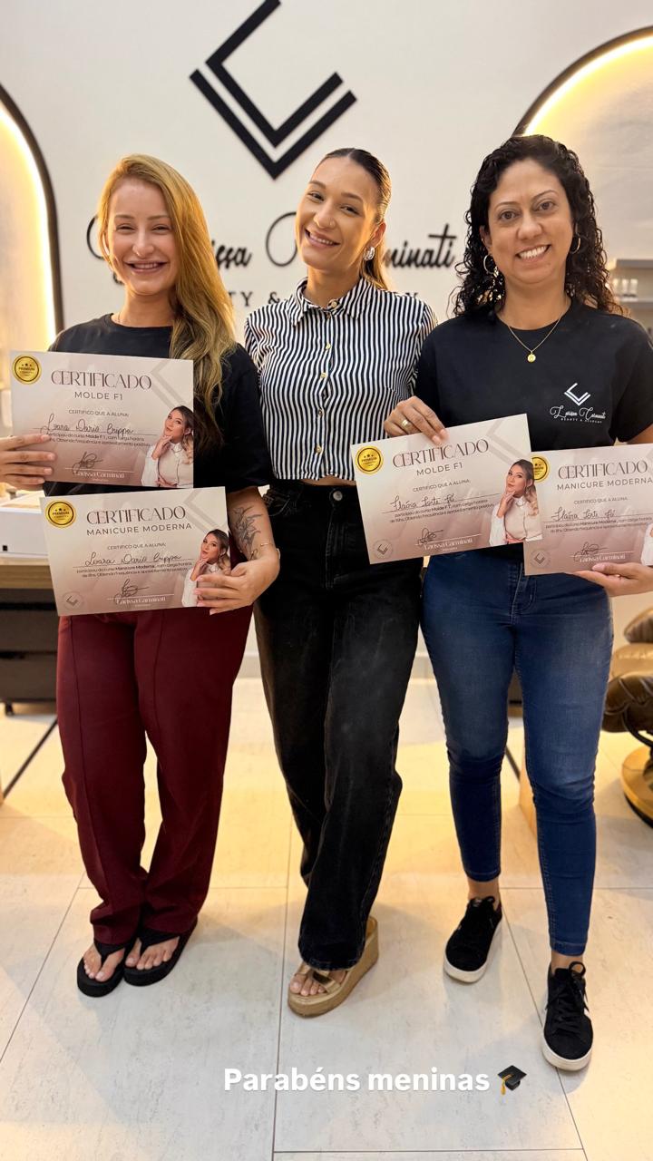 Aluna formada exibindo certificado no estúdio Larissa Carminati